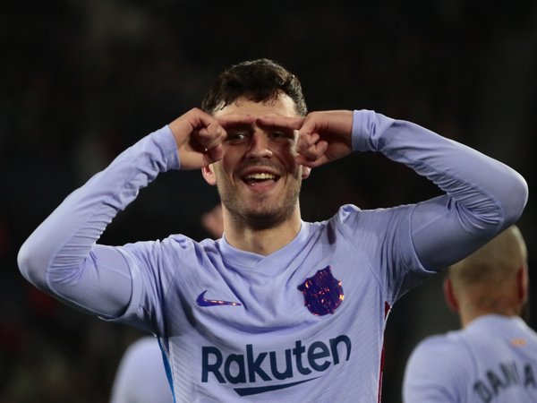 Pedri melakukan selebrasi usai turut menyumbang satu gol dalam kemenangan 3-2 Barcelona atas Levante di jornada ke-30 La Liga dini hari tadi (11/4) / via Getty Images