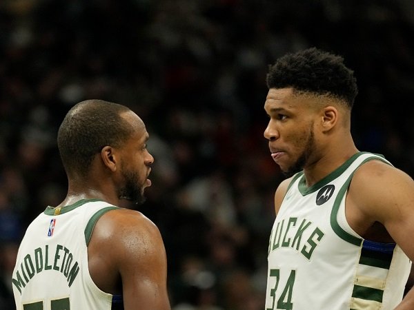 Giannis Antetokounmpo berharap cedera lutut Khris Middleton tak serius.