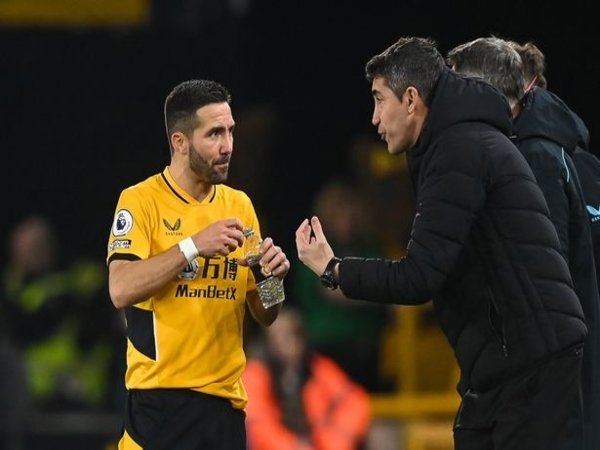 Bruno Lage mengatakan jika Wolves ingin memperpanjang kontrak Joao Moutinho setidaknya untuk satu musim lagi / via Getty Images