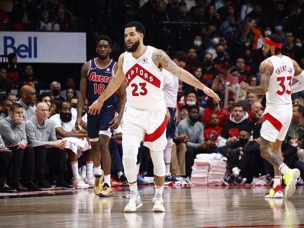 Toronto Raptors perpanjang nafas di babak playoff usai menangi game 4 lawan 76ers.