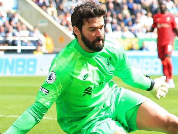 Alisson Jadi Kiper Pertama yang Raih 20 Clean Sheet Musim Ini