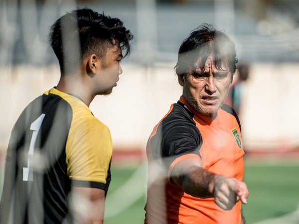 Pelatih kiper Pesebaya Surabaya, Benny Van Breukelen