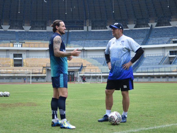 Robert Rene Alberts bersama Marc Klok