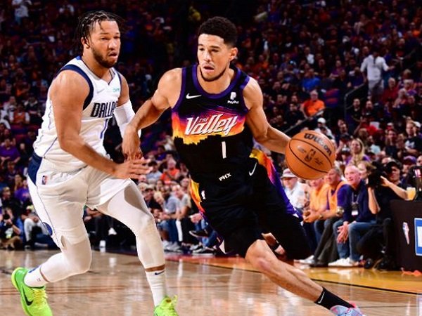 Pemain andalan Phoenix Suns, Devin Booker saat melawan Dallas Mavericks. (images: Getty)