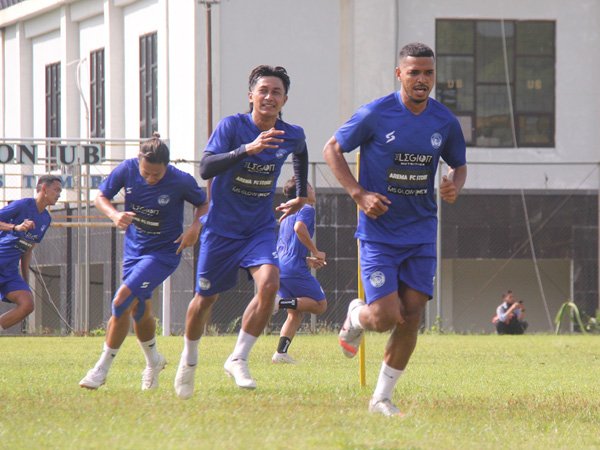 Skuat Arema FC tetap berlatih meski Eduardo Almeida masih di Portugal