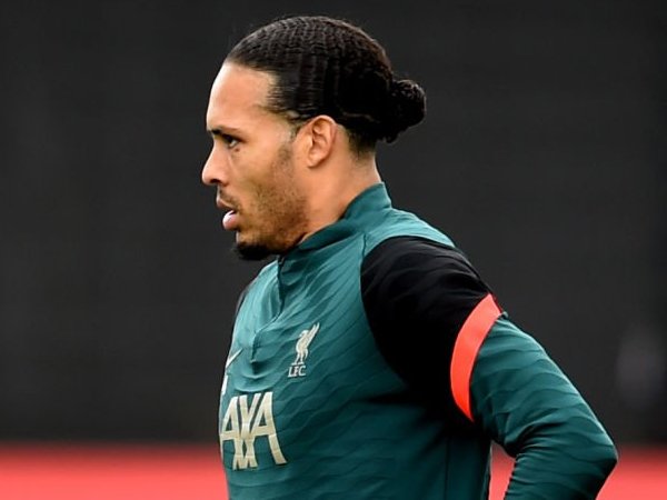 Klopp Tidak Mau Ambil Risiko Mainkan Van Dijk dan Salah