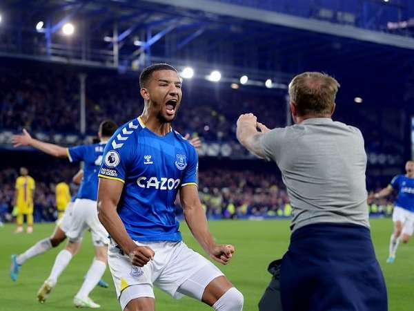 Mason Holgate berharap Everton dapat pelajaran berharga dari musim ini.
