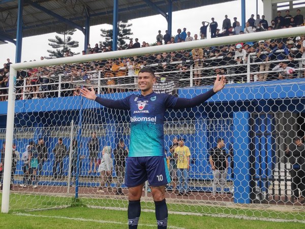 Ciro Alves ketika berpose di sesi latihan Persib