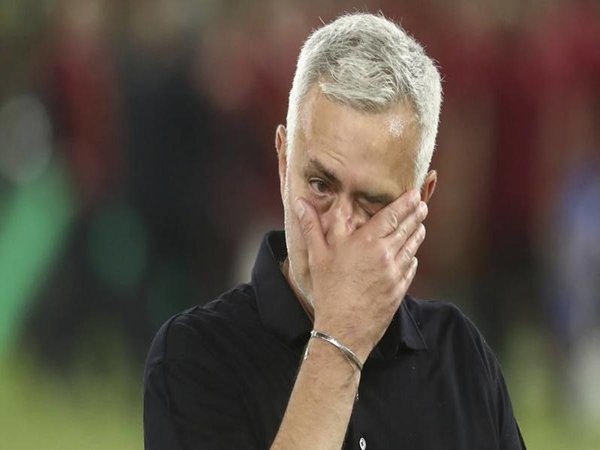 Jose Mourinho tak kuasa menahan tangis usai AS Roma keluar sebagai juara Liga Konferensi Eropa / via Reuters