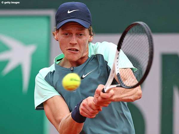Jannik Sinner temukan jalan demi menuju babak ketiga French Open