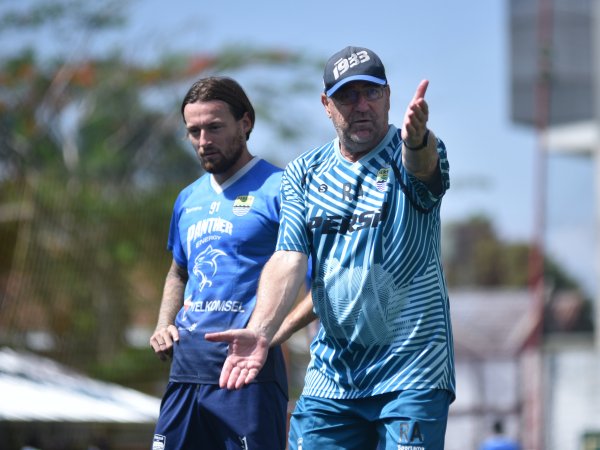 Pelatih Persib mendukung tiga pemainnya di tim nasional