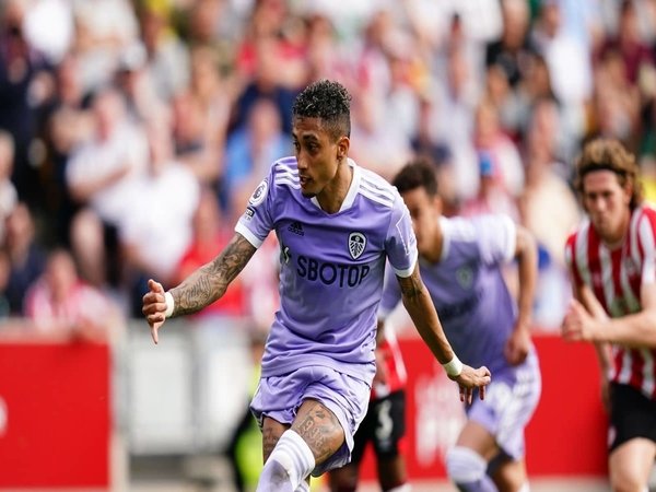 Raphinha dikabarkan memohon kepada manajemen Leeds United untuk dilepas pada musim panas ini, setelah membantu klub bertahan di kompetisi Premier League / via Getty Images