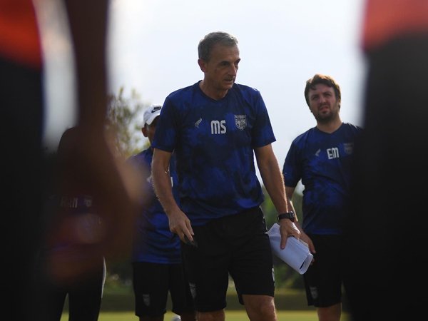 Milomir Seslija memimpin latihan Borneo FC di Yogyakarta