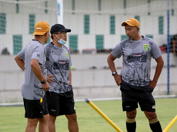 Pelatih Persebaya Surabaya, Aji Santoso (tengah)