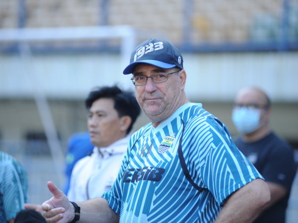 Persib Bandung menyodorkan kontrak untuk Ridwan Ansori yang dianggap Robert Rene Alberts layak promosi ke tim senior