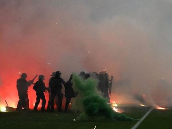 Fans Saint-Etienne mengamuk dan menyerbu lapangan