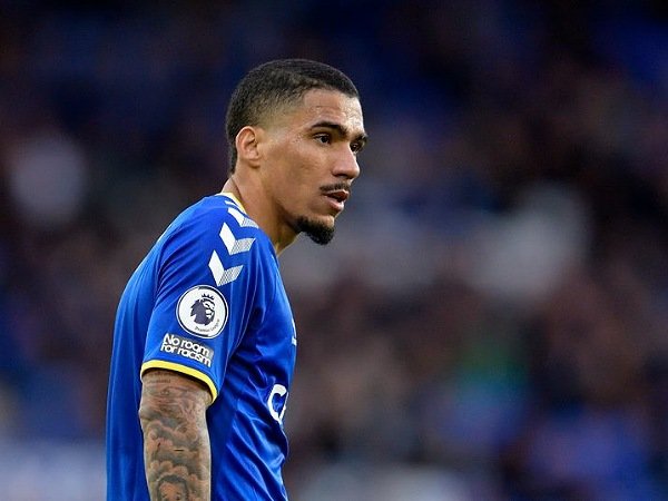 Allan mengaku belum memikirkan masa depannya di Everton kendati kontraknya tinggal menyisakan satu musim lagi.