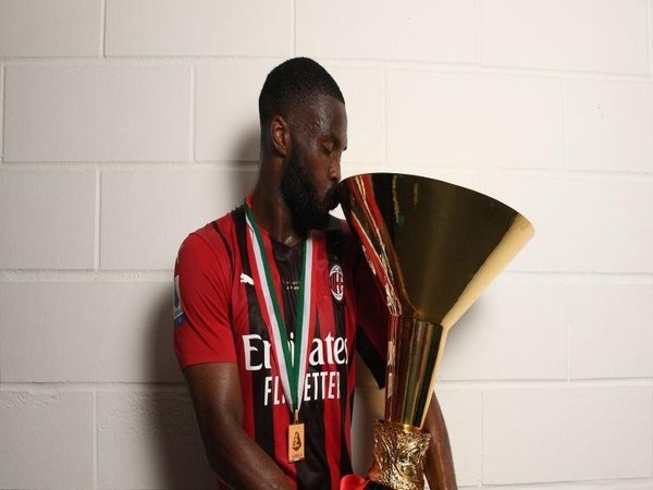 Fikayo Tomori mencium trofi juara Serie A yang berhasil dimenangkannya bersama AC Milan musim ini / via AC Milan Official