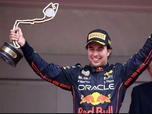 Christian Horner persilahkan Sergio Perez untuk bersaing.