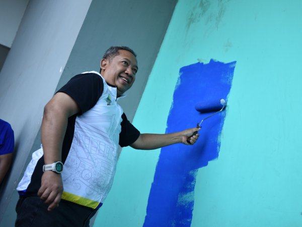 Persib dan Pemkot Bandung mempercantik Stadion GBLA dengan melakukan pengecatan