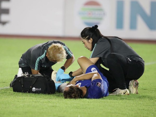 Winger PSIS Semarang, Rachmad Hidayat diperiksa tim medis usai mencetak gol ke gawang Persita Tangerang
