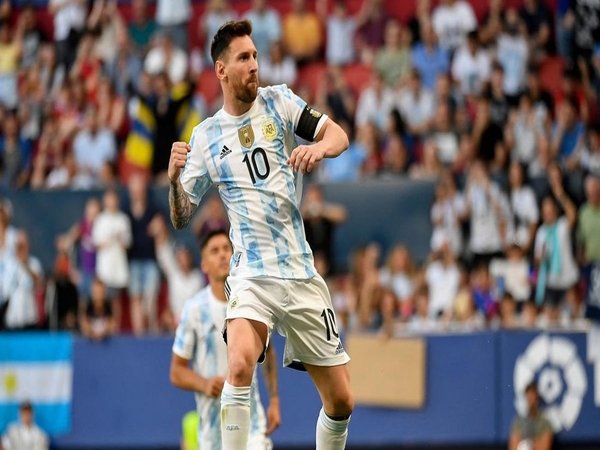 Kapten Timnas Argentina yaitu Lionel Messi, dikritik oleh Marco van Basten sebagai pemain yang kurang akan jiwa kepemimpinannya di atas lapangan / via Getty Images
