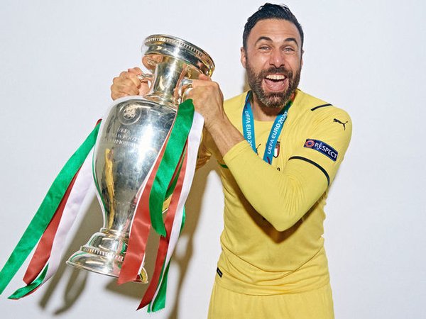 Agen dari Salvatore Sirigu mengonfirmasi ketertarikan Napoli kepada kliennya / via Getty Images