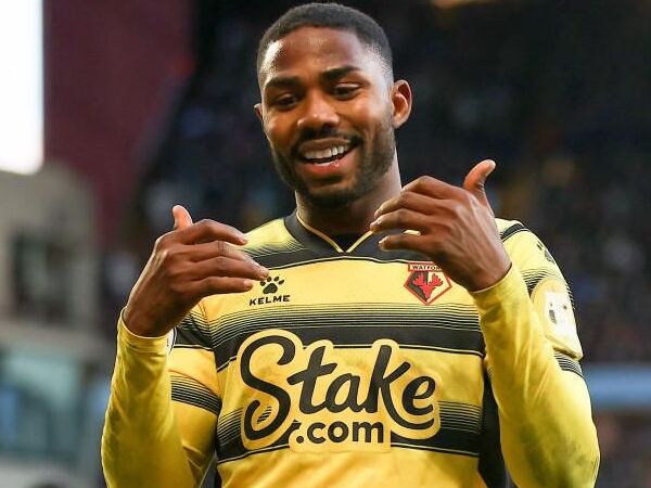 Penyerang Watford Emmanuel Dennis masuk daftar incaran Everton.