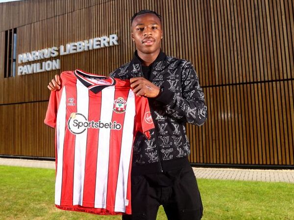 Armell Bella-Kotchap meneken kontrak bersama Southampton selama 4 tahun.