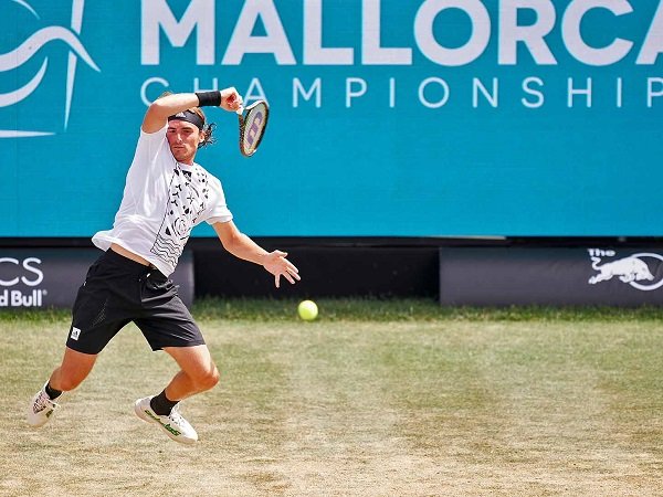 Stefanos Tsitsipas bukukan satu tempat di perempatfinal Mallorca Championships