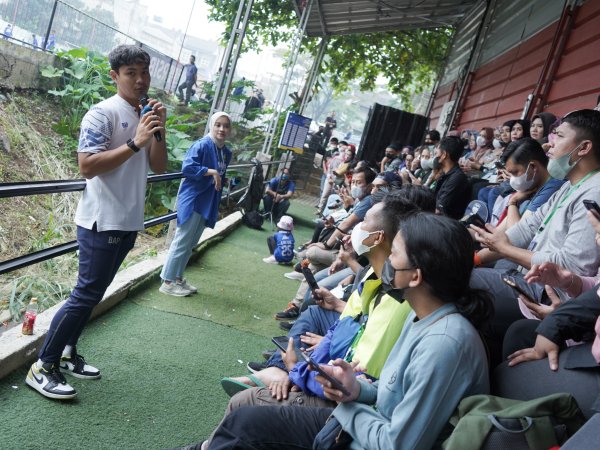 Fisioterapis Persib, Benidektus Adi Prianto ketika memberi materi untuk orang tua murid di acara coaching clinic