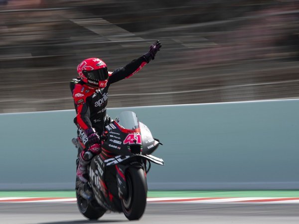 Aleix Espargaro diminta Max Biaggi untuk lebih hati-hati dalam membalap.