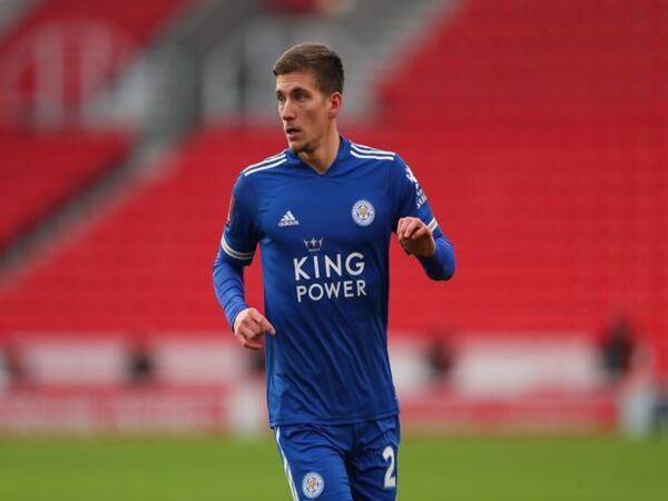 Fiorentina disebut melirik nama Dennis Praet guna merombak kekuatan lini tengah mereka di musim depan / via Getty Images