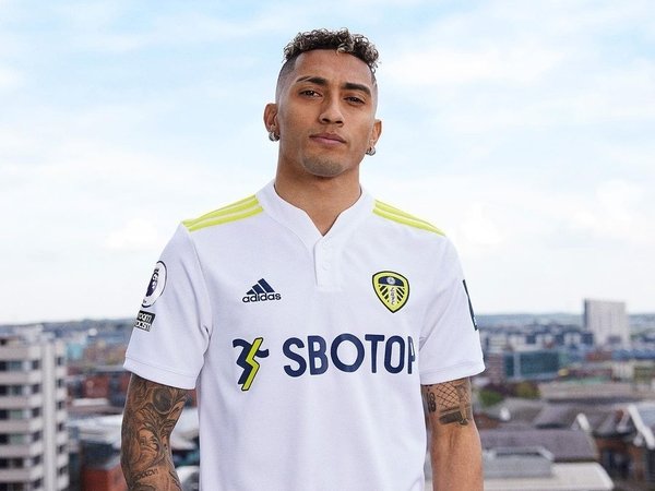 Raphinha dikabarkan memohon kepada agennya yaitu Deco Souza, untuk menyetop potensi kepindahannya ke Chelsea musim panas ini / via Leeds United Official