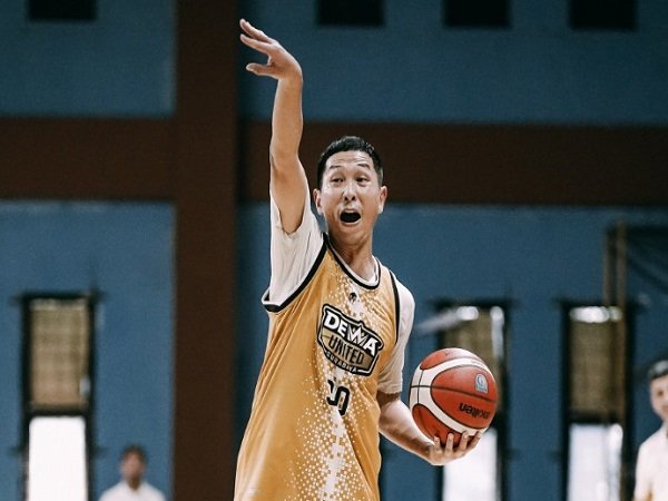 Pemain veteran Dewa United Surabaya, Xaverius Prawiro.