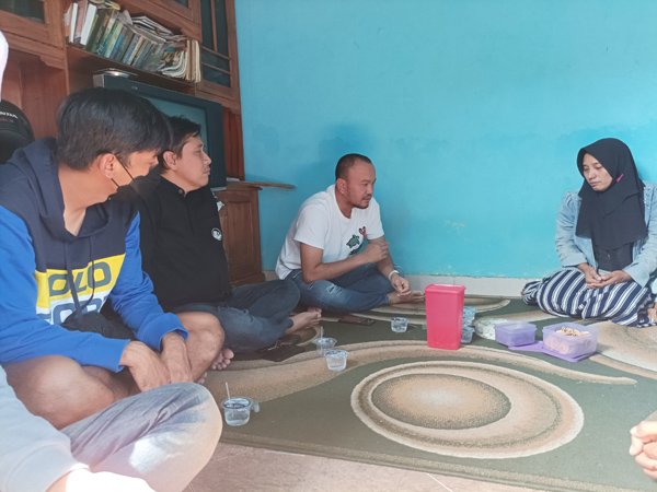 Manajemen Arema FC saat berkunjung ke rumah duka