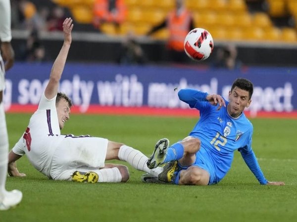 Matteo Pessina (kanan) diberitakan tinggal selangkah lagi meninggalkan Atalanta untuk bergabung dengan AC Monza / via Getty Images
