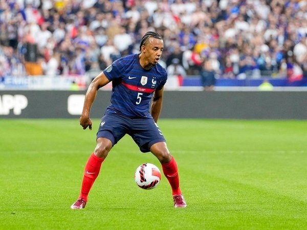 Direktur Olahraga Sevilla membenarkan jika Chelsea tertarik pada Jules Kounde musim panas ini / via Getty Images