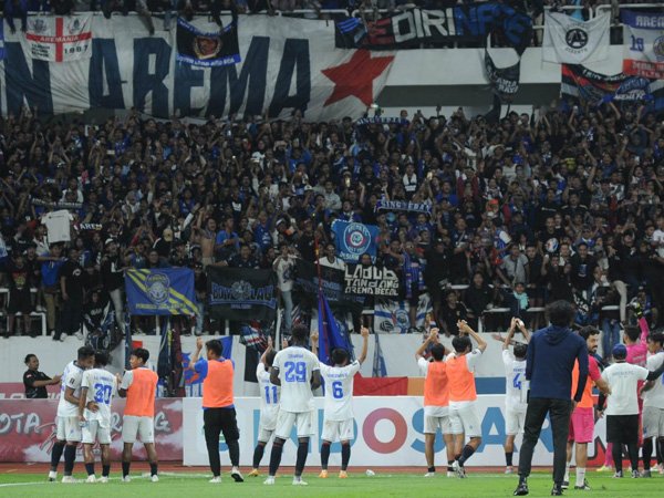 Pemain Arema FC mereyakan kemenangan di markas PSIS Semarang bersama Aremania