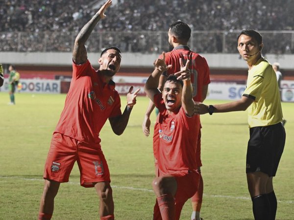 Penyerang Borneo FC, Matheus Pato merayakan gol ke gawang PSS Sleman