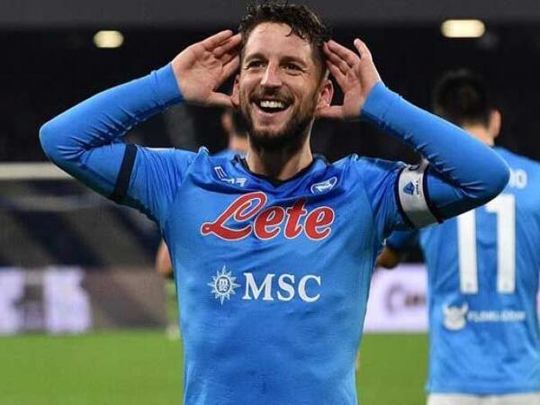 Dries Mertens dilaporkan menolak pendekatan sejumlah klub kepadanya demi bertahan bersama Napoli musim depan / via Getty Images