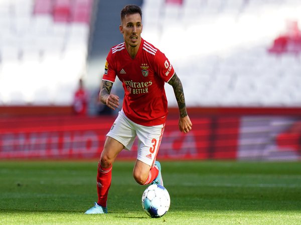 Alex Grimaldo masuk dalam radar Arsenal untuk dijadikan sebagai kompetitor dari Kieran Tierney di sektor bek kiri / via Getty Images