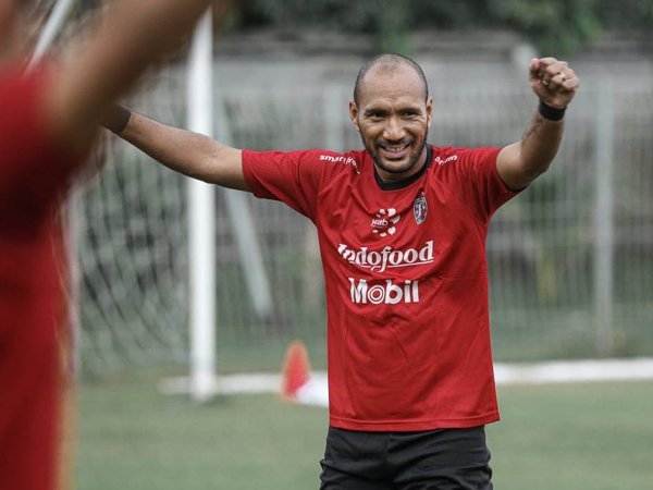 Pemain bertahan Bali United, Leonard Tupamahu