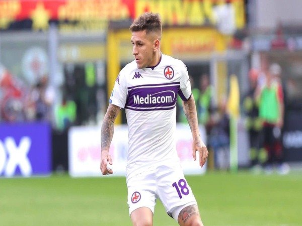 Lucas Torreira memberi kode dirinya tertarik pindah ke AS Roma menyusul komunikasi yang baru saja ia jalin dengan manajer Jose Mourinho / via Getty Images