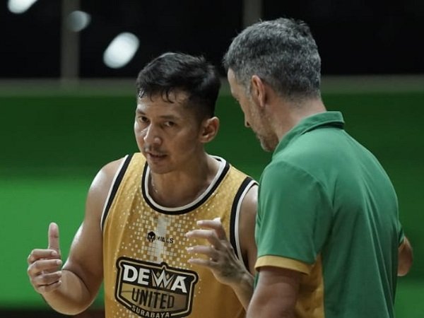 Coach Maxi saat memberikan instruksi ke pemain Dewa United.