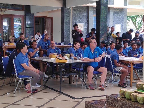 Robert Rene Alberts bersama awak tim ketika mendapat wejangan dari Umuh Muchtar