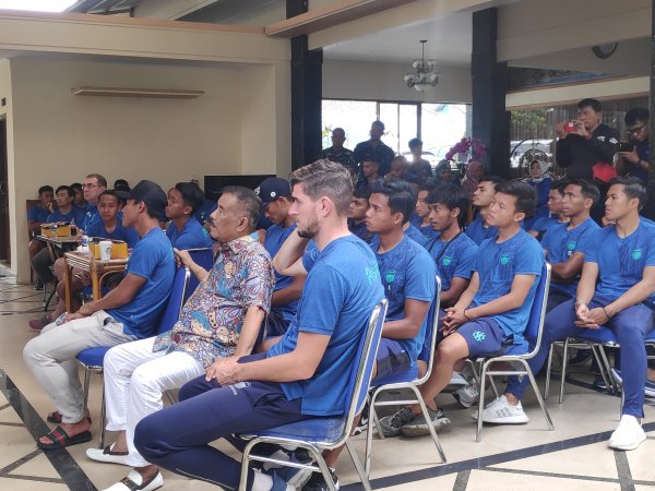 Umuh Muchtar mengundang tim Persib berkunjung ke rumahnya