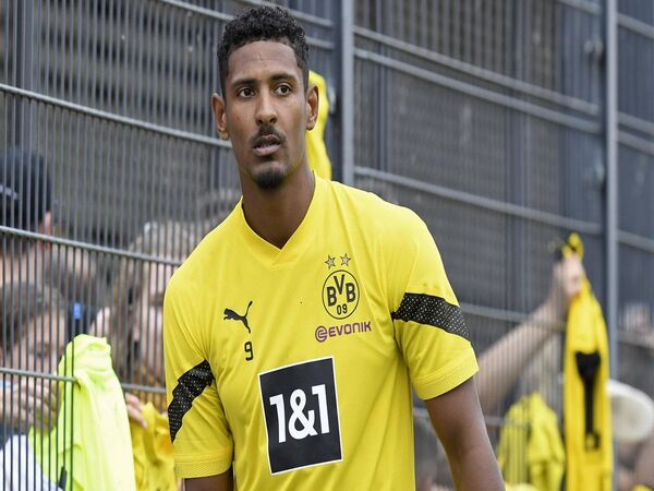 Sebastien Haller didiagnosa menderita kanker testis pasca mengeluh sakit di sesi latihan Borussia Dortmund awal pekan ini / via Eurosport