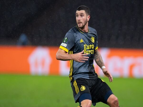 Bek tengah milik Feyenoord yaitu Marcos Senesi, dilaporkan kini tengah masuk dalam daftar belanja AS Roma / via Reuters