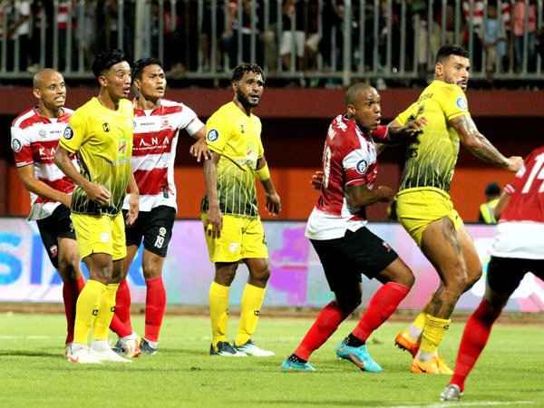 Laga Madura United kontra Barito Putera